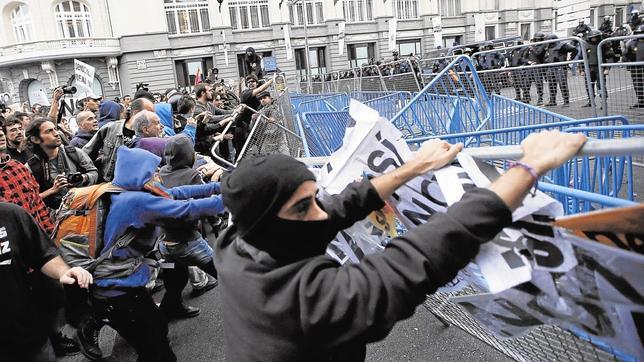 64 heridos y 38 detenidos en el «cerco» de 6.000 personas al Congreso