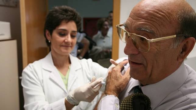 ¿Se debe obligar al médico a vacunarse?