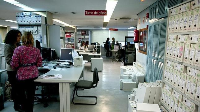 Retrasos en el servicio de abogados gratuitos por la renuncia a las guardias de 600 letrados