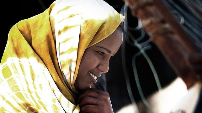 Aziza Brahim: «La música me permite superar las adversidades que me han tocado vivir»