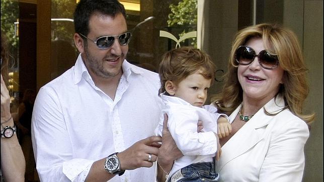 La baronesa Thyssen lamenta tener que sentar a su hijo Borja en el banquillo