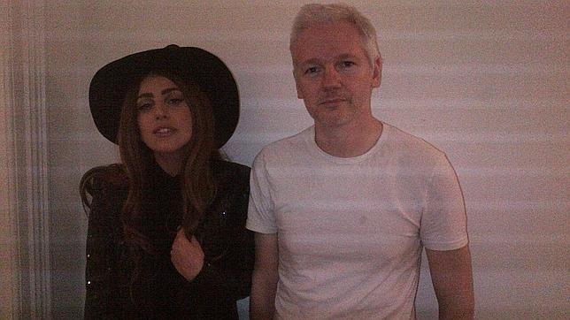 Lady Gaga visita a Julian Assange en la embajada de Ecuador en Londres