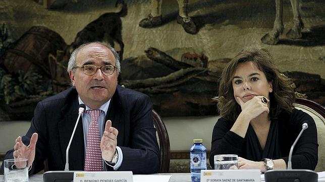 Sáenz de Santamaría: «Sobran políticas y políticos»