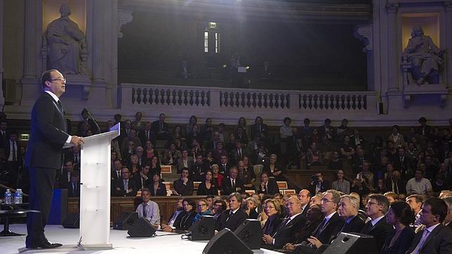 Hollande anuncia más profesores para «responder a los retos del país»