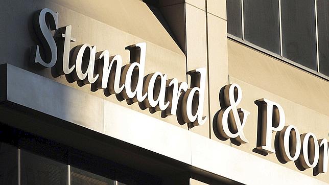 S&amp;P deja la nota de España al borde del 'bono basura'