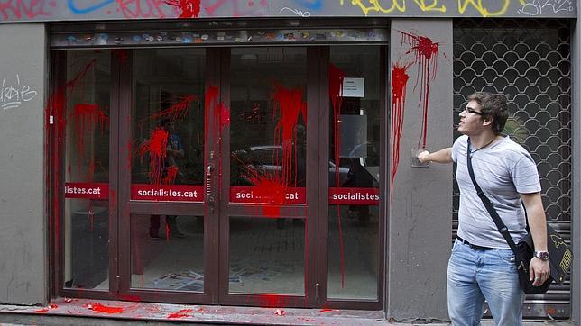 Atacan una sede del PSC y pintan una «estelada»