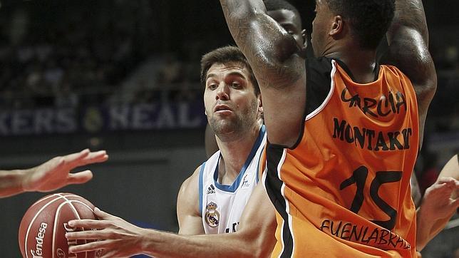 Reyes y Mirotic acaban con el colista
