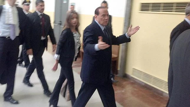 Berlusconi niega ante el juez «escenas de sexo» en su casa