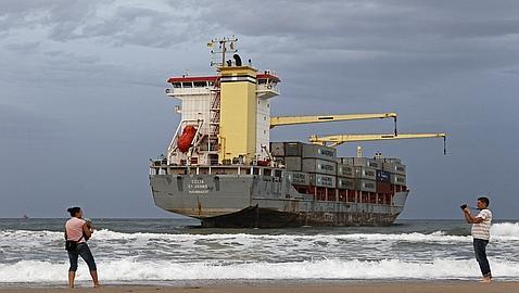 Estudian vaciar las 790 toneladas del Sunrise antes de intentar reflotarlo