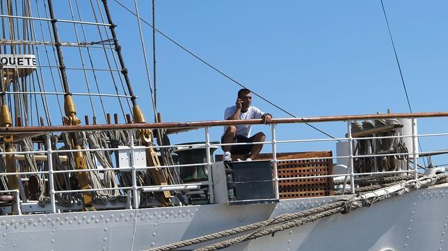 Argentina lleva a la ONU el caso de su buque escuela embargado