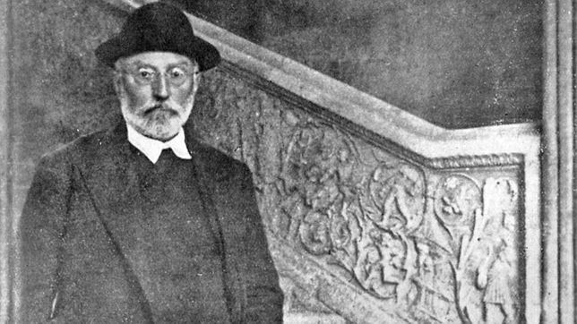 Prestan a la Universidad una orla con la imagen de Unamuno que fue recuperada de la basura por una vecina