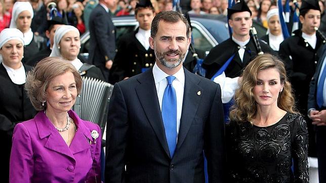 Doña Letizia sorprende con una raya lateral y ondas XXL