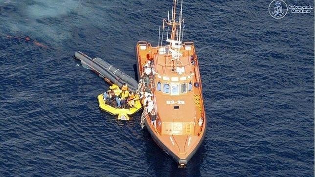 Hallan 2 cadáveres y rescatan a un bebé y 48 personas de una patera naufragada en Alborán