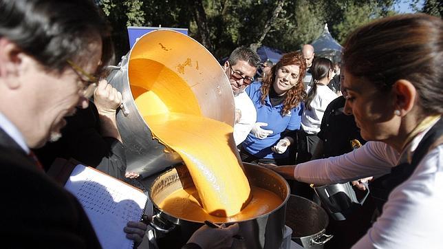 Una receta de tomate, pan, ajo y récord