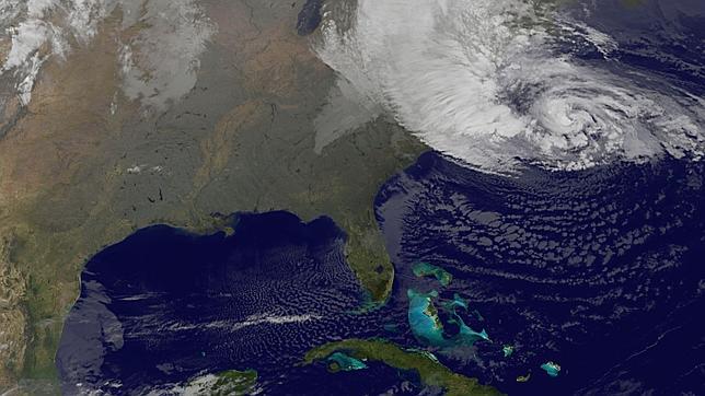 «Sandy» deja vientos de 150 kilómetros por hora antes de tocar tierra en EE.UU.