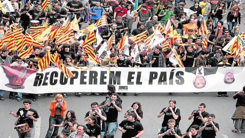 El modelo del tripartito: más dinero para el catalán y menos para la dependencia