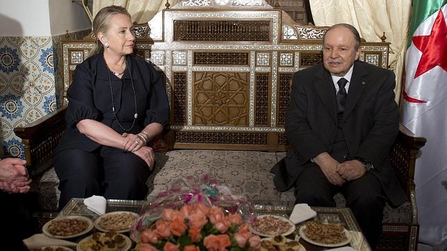 Clinton busca en Argelia apoyos para la misión internacional en Malí