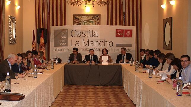 Una corriente crítica del PSOE se opone a que exaltos cargos recurran los pluses