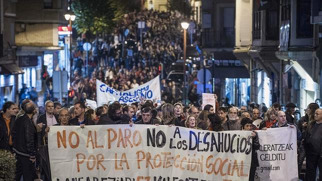 Una multitud llora por Amaia en Baracaldo
