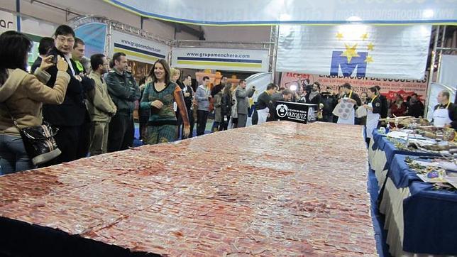 Seseña alcanzó un Récord Guinnes con un plato de 20 metros cuadrados de jamón cortado