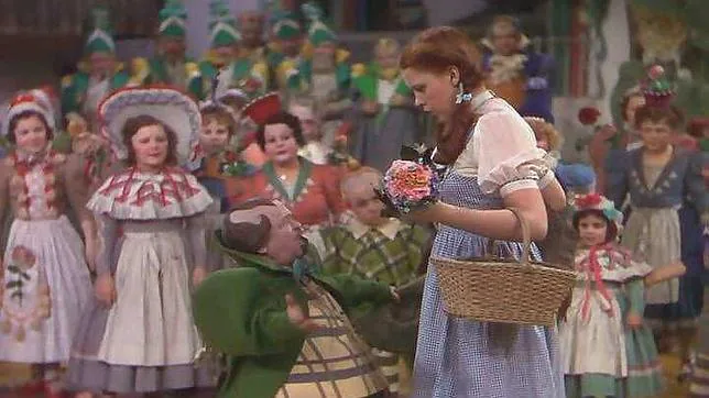 Venden por 480.000 dólares el traje que Judy Garland utilizó en «El mago de Oz»