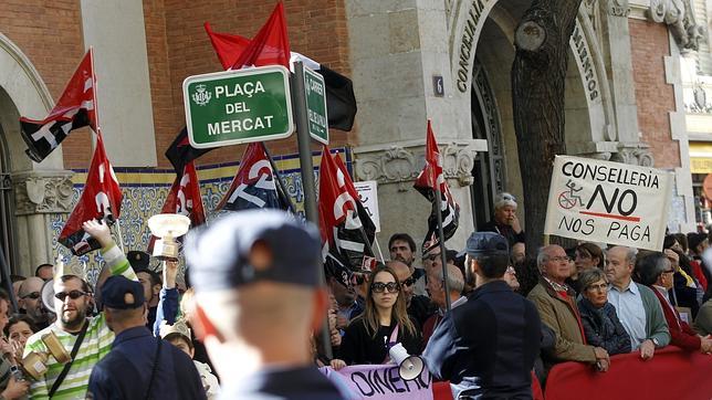 Afectados por las hipotecas y sindicatos preparan una «encerrona» a Rajoy