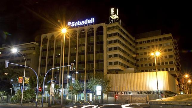 El Banco de España apuesta por replicar la operación del Sabadell y BMN al resto de bancos en apuros