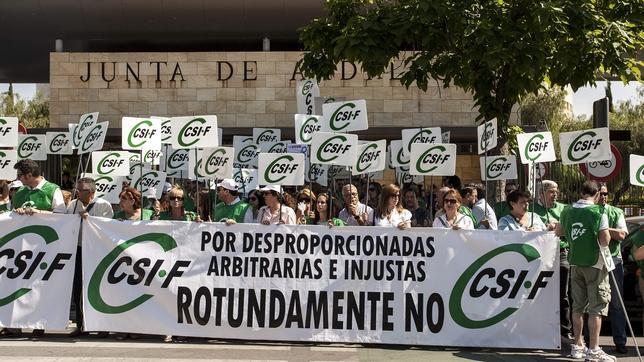 Varón, entre 25 y 40 años y con contrato temporal, perfil del empleado público que pierde su trabajo