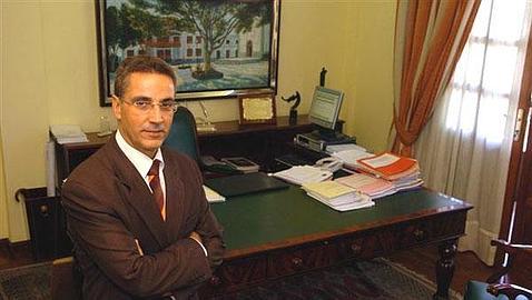 Todo por aferrarse al bastón de mando