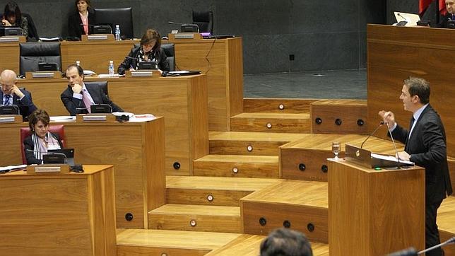 PSOE y Bildu unen sus votos para devolver los Presupuestos de Navarra