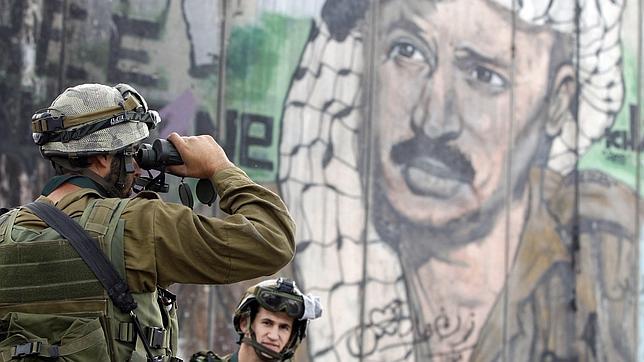 La viuda de Arafat aplaude la «dolorosa» exhumación para saber de qué murió