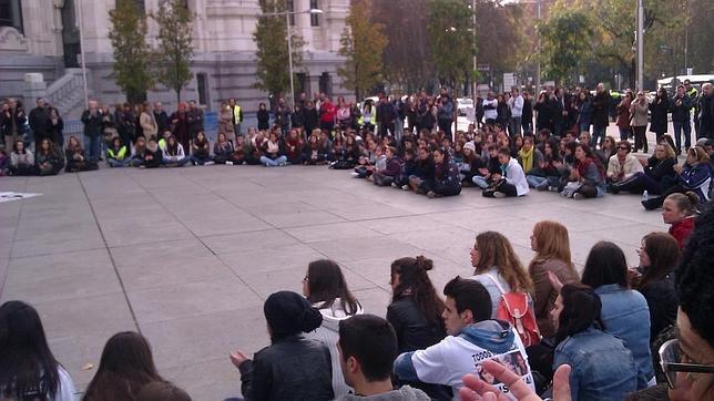 Decenas de jóvenes protestan en apoyo a los padres de las víctimas del Madrid Arena