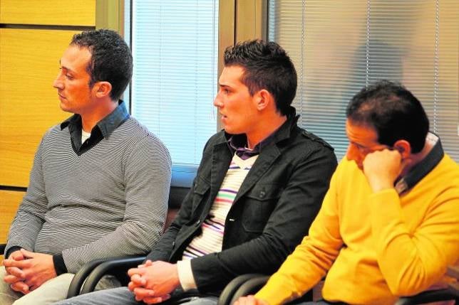 «Al levantar a mi hermano del suelo le pegó dos tiros»