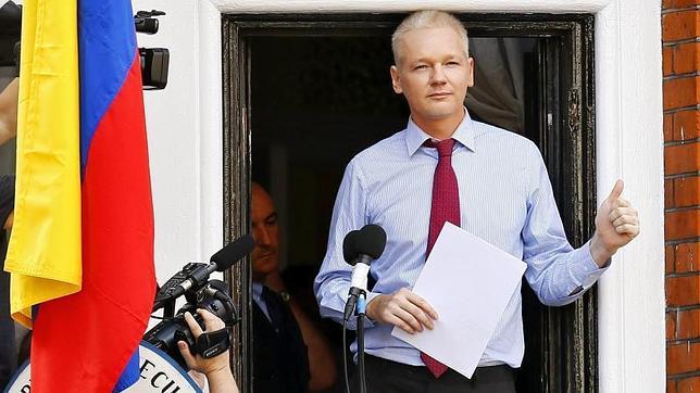 Ecuador dice que Assange sufre problemas respiratorios
