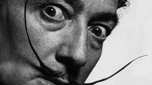 Dalí estafó a Yoko Ono vendiéndole por 10.000 dólares un pelo falso de su bigote