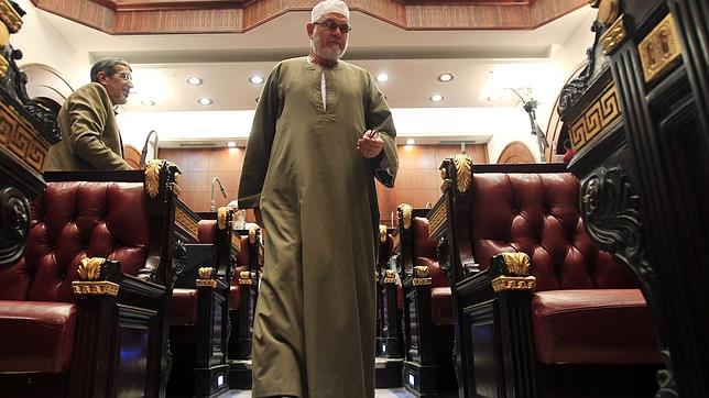 Mursi recibe el borrador de la nueva Constitución, que deberá votarse en referéndum