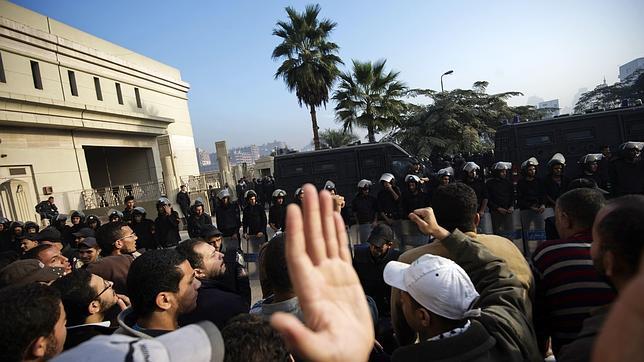 El Tribunal Constitucional egipcio cesa sus funciones por la presión islamista