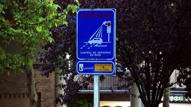 AEA cuestiona más de 200.000 multas en semáforos de Madrid