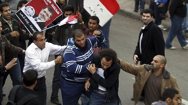 Dos muertos en los choques entre partidarios y detractores de Mursi
