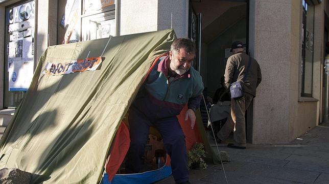 Afectados por las preferentes de Cangas se suman al encierro en los cajeros de NCG