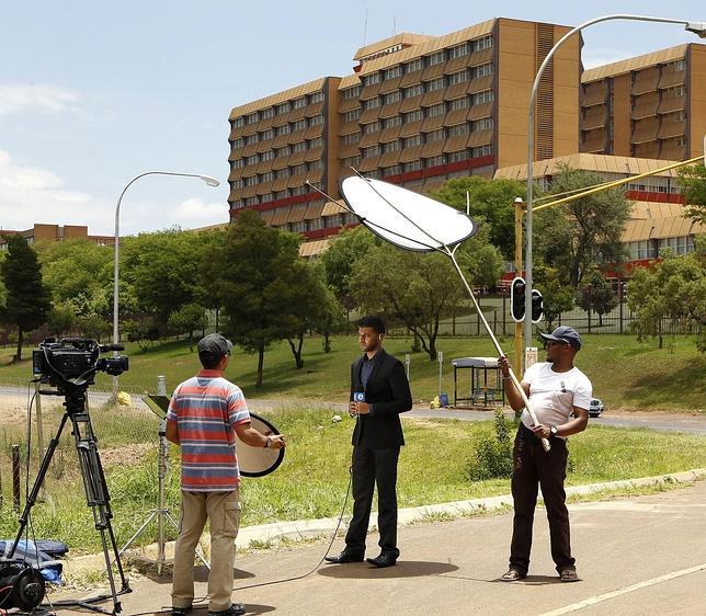 Mandela está «tranquilo y bien atendido» después de una noche en el hospital