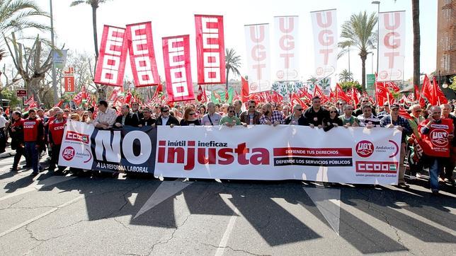 CC.OO. y UGT piden por carta a Báñez que actualice y suba el SMI y el Iprem