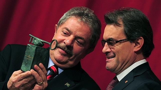 Mas vende independentismo ante Lula da Silva