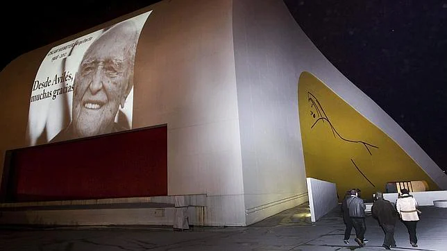 Avilés rinde homenaje a Niemeyer, que hoy hubiera cumplido 105 años