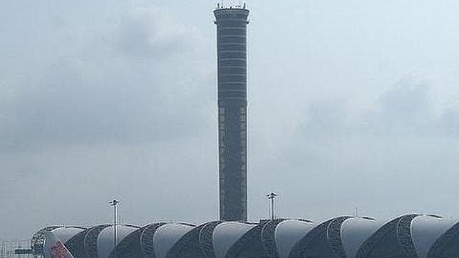 La torre de control del aeropuerto de Suvarnabhumi, en Bangkok, mide 132 metros de altura