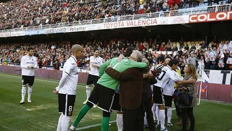 El Valencia homenajea a un integrante de Curva Nord fallecido en un accidente