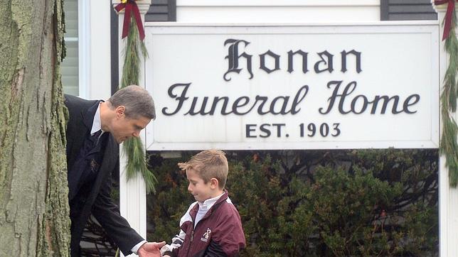 Newtown inicia la difícil tarea de enterrar a los más pequeños de la masacre