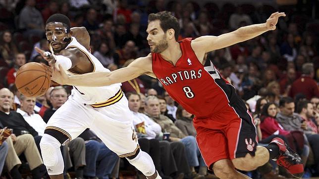 Calderón muestra el camino a los Raptors