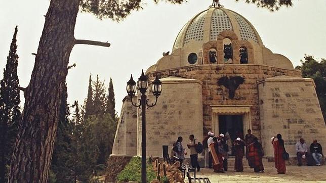 En el lugar donde el ángel anunció el nacimiento del Niño Jesús a los pastores hay una iglesia moderna