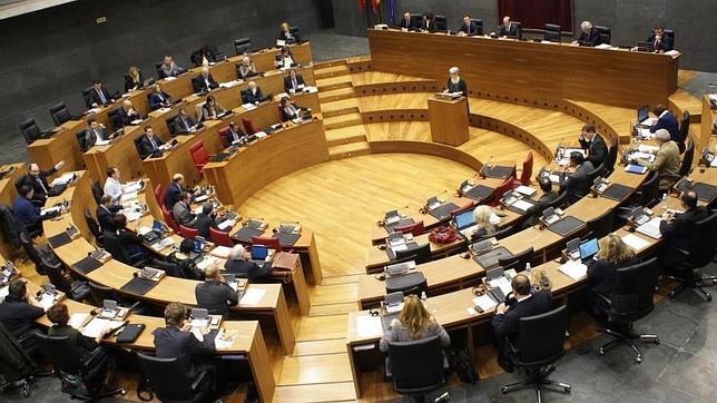 El pleno del Parlamento de Navarra aprueba el pago de la paga extra de Navidad